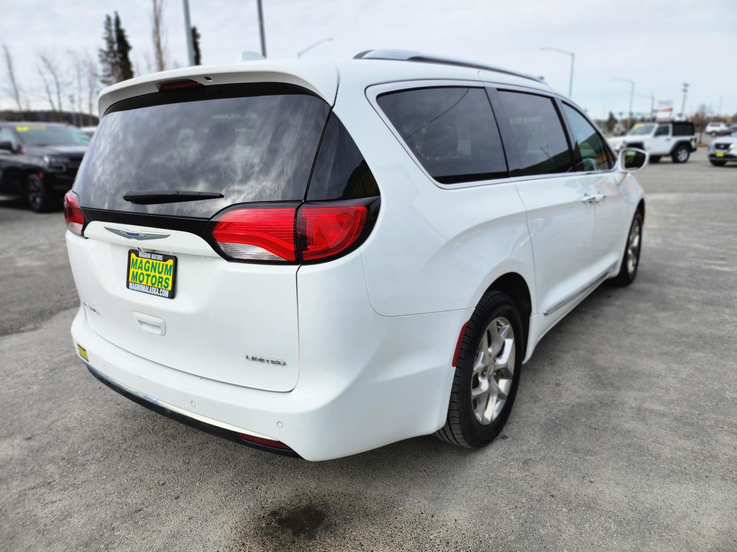 2018 WHITE CHRYSLER PACIFICA LIMITED (2C4RC1GG7JR) with an 3.6L engine, Automatic transmission, located at 1960 Industrial Drive, Wasilla, 99654, (907) 274-2277, 61.573475, -149.400146 - Photo#5